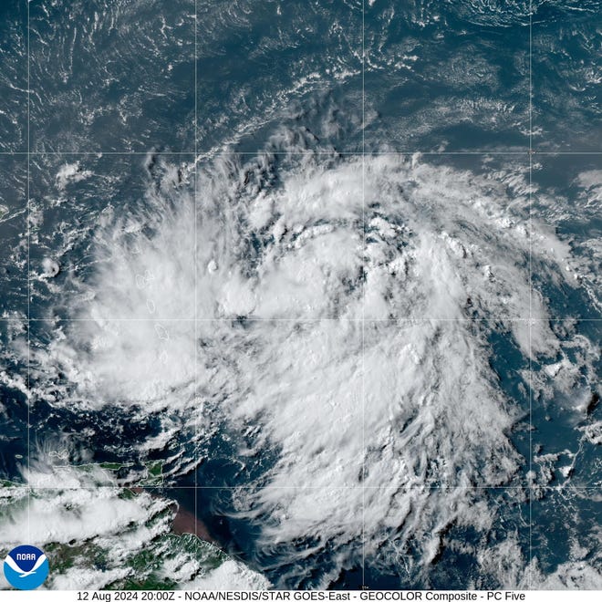 Aparece una imagen de la tormenta tropical Ernesto en un satélite de la Administración Nacional Oceánica y Atmosférica.