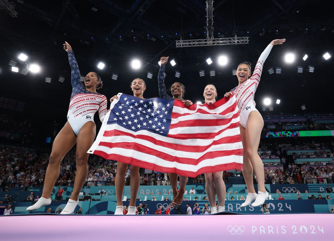 (De izquierda a derecha) Jordan Chiles, Haisley Rivera, Simone Biles, Jade Curry y Sunisa Lee del equipo de EE. UU. celebran su victoria en la final por equipos de gimnasia artística femenina en los Juegos Olímpicos de París.