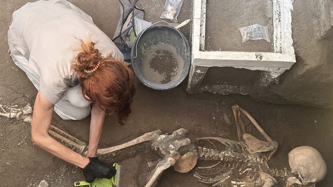 Arqueólogos descubren dos nuevos esqueletos en las excavaciones de Pompeya