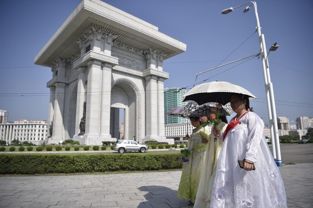 Los peatones caminan frente al Arco del Triunfo en Pyongyang el 15 de agosto de 2024, mientras Corea del Norte celebra el 79.º Día de la Liberación Nacional, que conmemora el fin del dominio colonial japonés al final de la Segunda Guerra Mundial.