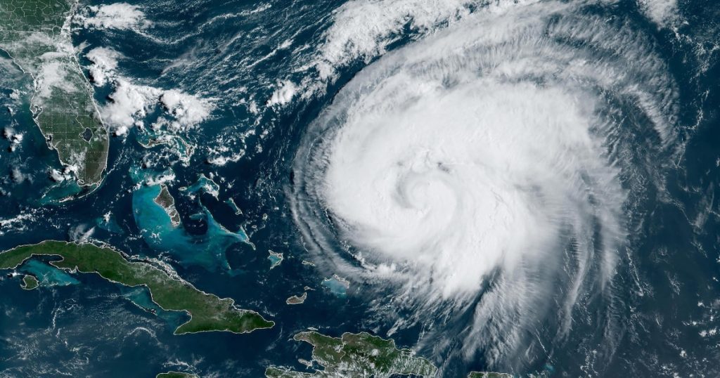 El huracán Ernesto azota las Bermudas con inundaciones potencialmente mortales y vientos de 100 mph