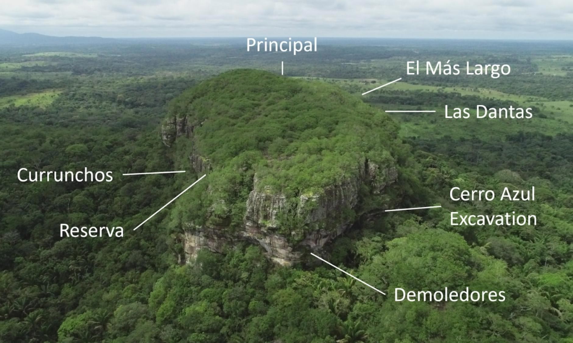 Cerro Azul con el sitio de las pinturas rupestres y el sitio de las excavaciones analizadas en este estudio