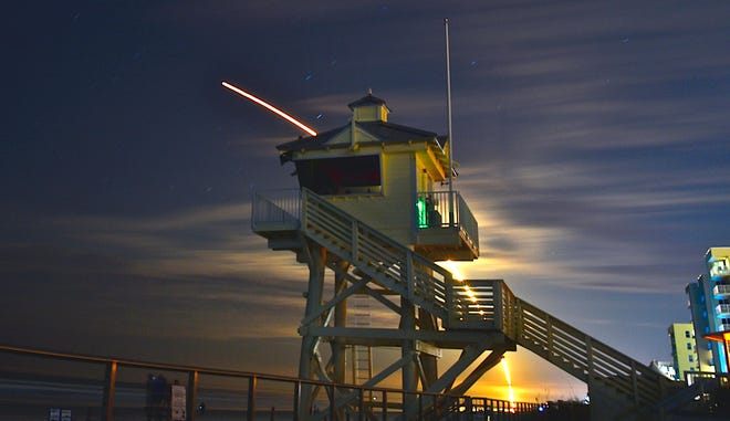 Una vista desde New Smyrna Beach del lanzamiento de un cohete SpaceX Falcon 9 que transportaba el satélite de comunicaciones Turksat 5A el jueves por la noche desde el Complejo de Lanzamiento Espacial 40 en la Estación Espacial de Cabo Cañaveral.