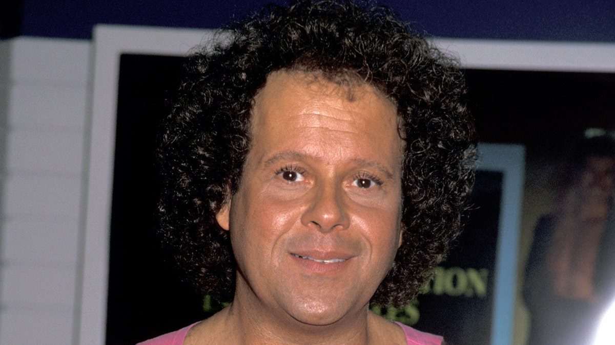 Richard Simmons lleva una camiseta rosa.