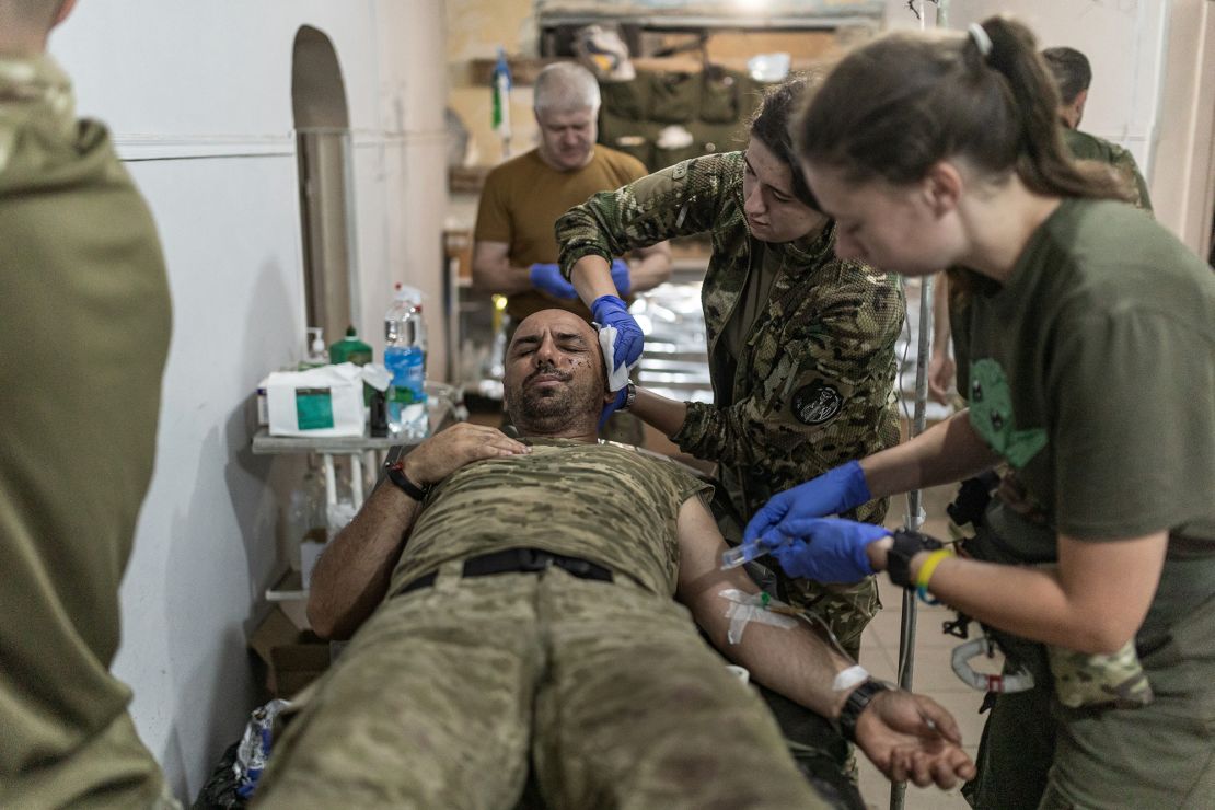 Miembros del personal médico del ejército ucraniano atienden a soldados heridos en un punto de estabilización en dirección a Pokrovsk.