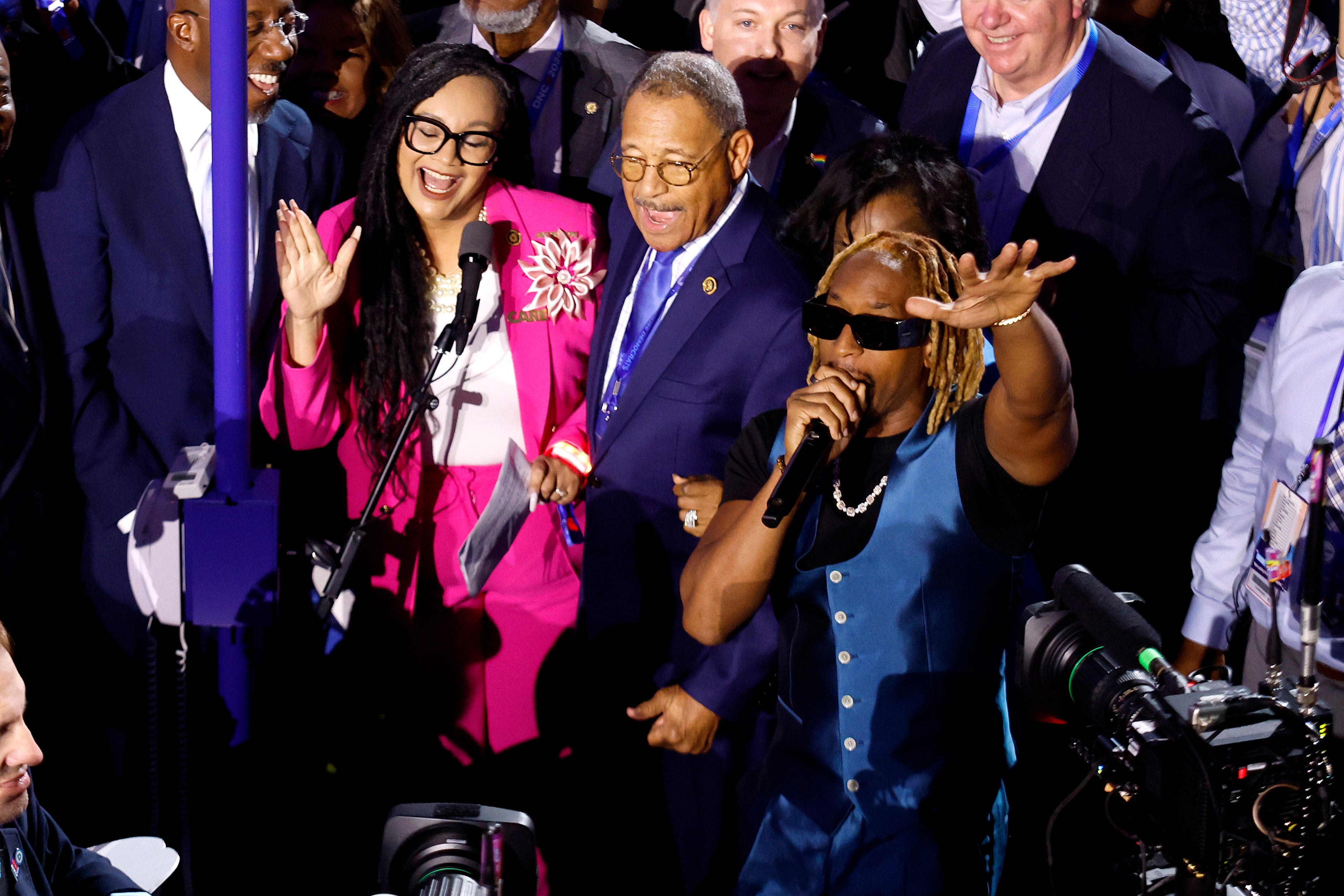 El rapero Lil Jon actúa con la delegación de Georgia durante la ceremonia del Llamado de los Estados el segundo día de la Convención Nacional Demócrata en el United Center el 20 de agosto.