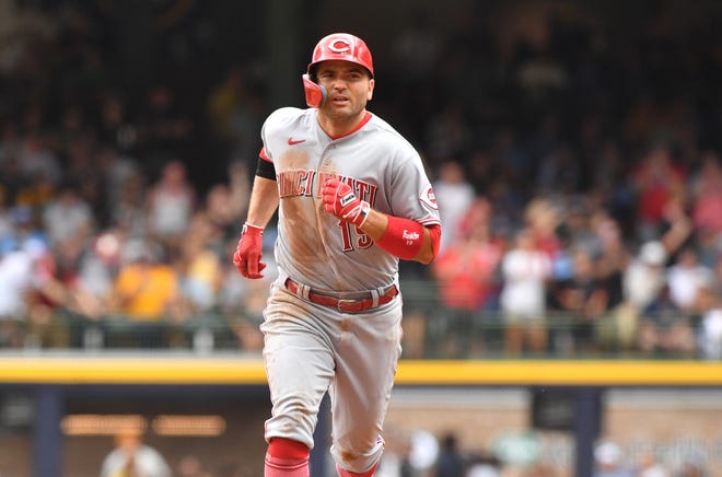 Joey Votto camina por las bases luego de conectar un jonrón en un juego de 2023 contra los Cerveceros.