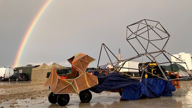 4 de septiembre de 2023, EE.UU., Black Rock: La foto sin fecha muestra un arco iris que aparece sobre el terreno fangoso de Black Rock. 