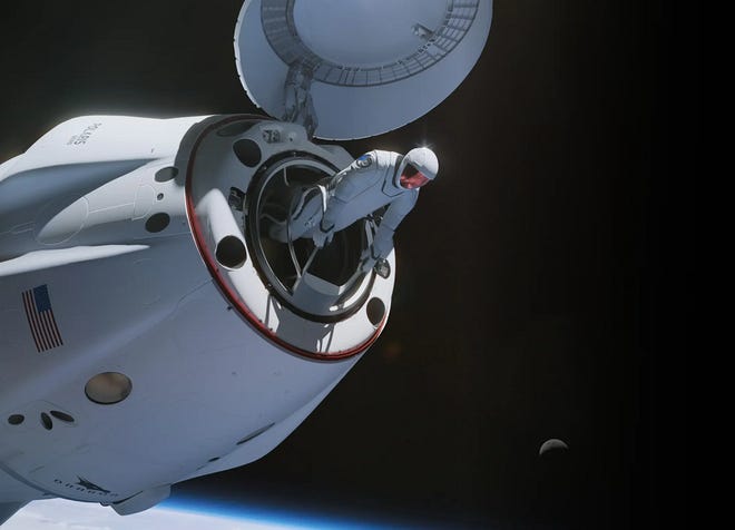 La representación de este artista muestra a un astronauta de Polaris Dawn saliendo de una cápsula Dragon de SpaceX durante una caminata espacial en la próxima misión.