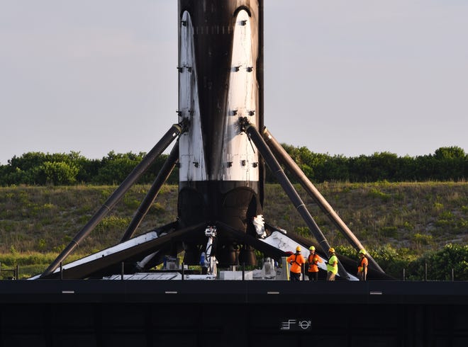 Un cohete SpaceX Falcon 9 llega a Puerto Cañaveral justo después del amanecer en agosto de 2021 a bordo de un barco no tripulado SpaceX. 