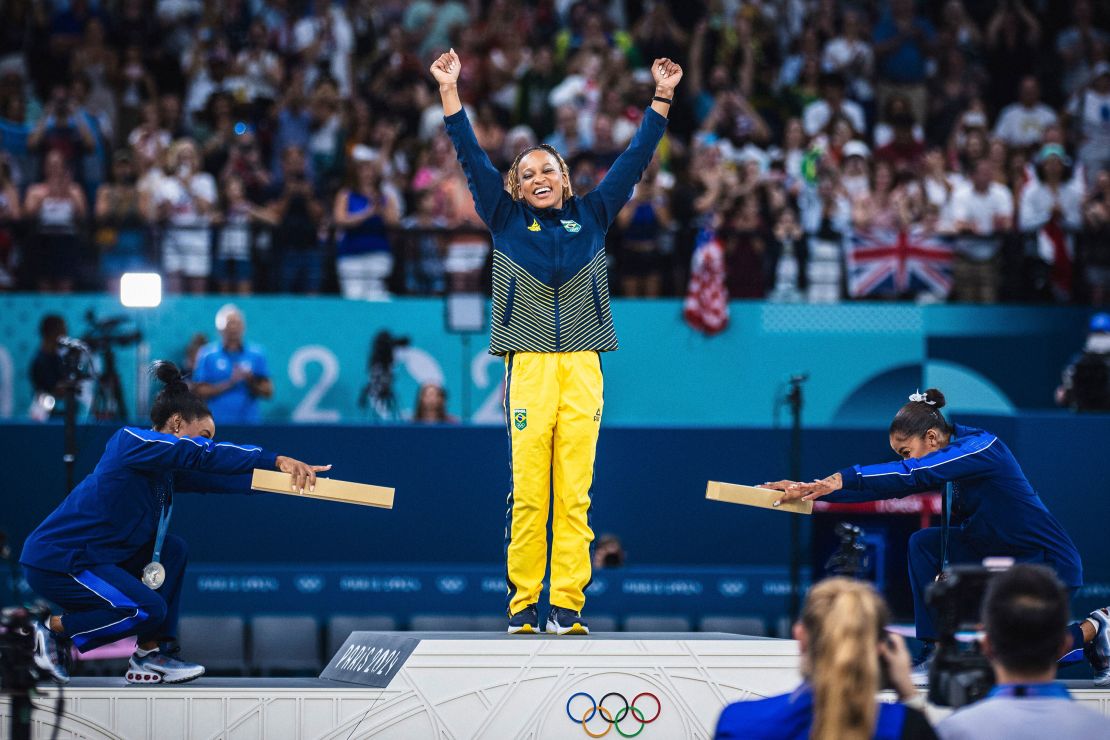 La estadounidense Simone Biles, la brasileña Rebecca Andrade y la estadounidense Jordan Chiles celebran mientras entregan medallas tras la final de gimnasia artística femenina de los Juegos Olímpicos de París.