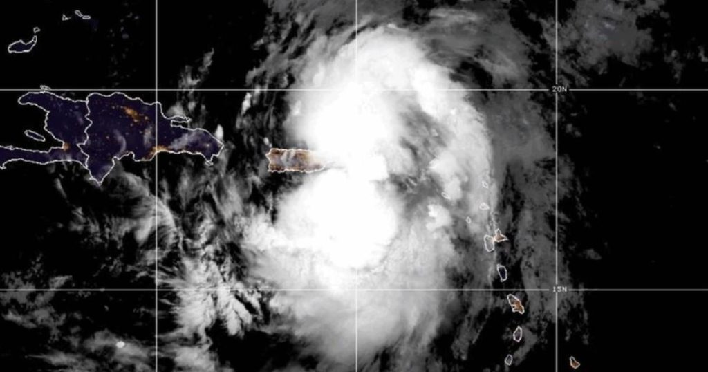 La tormenta tropical Ernesto se mueve sobre las Islas Vírgenes y se espera que se convierta en huracán al norte de Puerto Rico.