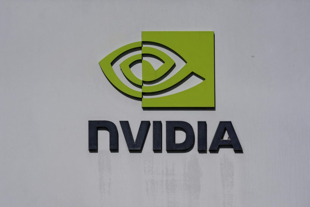 Las acciones de Nvidia se dirigen a una pérdida semanal y Wall Street ve una “demanda urgente” que mantiene intacto su negocio de chips.