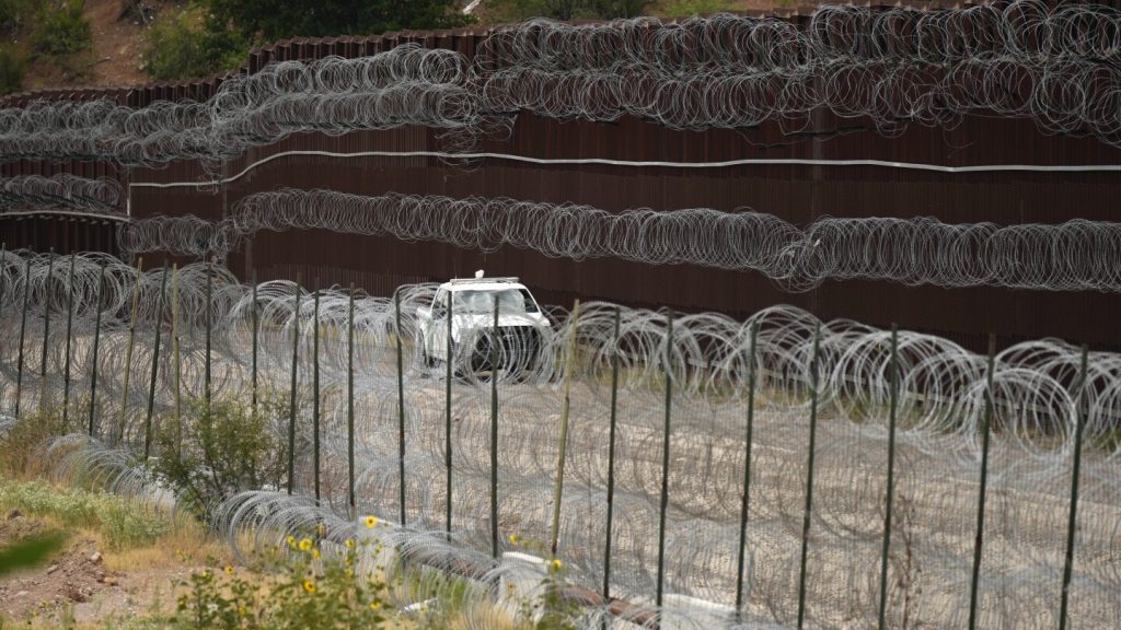 Los arrestos en la frontera cayeron un 33% a un mínimo de 46 meses en julio después de que se impusieron restricciones de asilo.