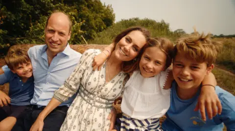 Palacio de Kensington Catherine con su familia en un vídeo que marca el fin de la quimioterapia