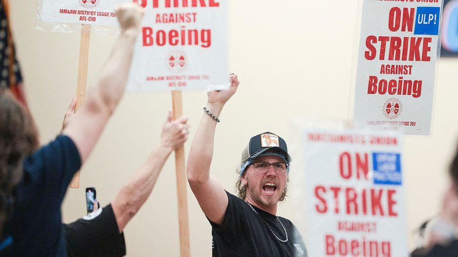 Un trabajador de Boeing levanta el puño durante una huelga sindical