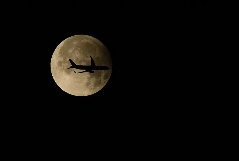 Vista del eclipse lunar parcial del 18 de septiembre de 2024 y un avión. Foto tomada por Paul Osborne a las 04:29 GMT, Blackrock, Condado de Dublín, Irlanda. El avión es un UPS Cargo Boeing 767, matrícula N348UP, número de vuelo UPS248 procedente de Colonia Bonn y que aterrizó con destino a Dublín. Equipo: Nikon D500, lente AF Nikkor 300mm f4 ED. Exposición: 1/800 seg a f11, distancia focal de 300 mm, ISO-200. Software: Estudio Nikon NX