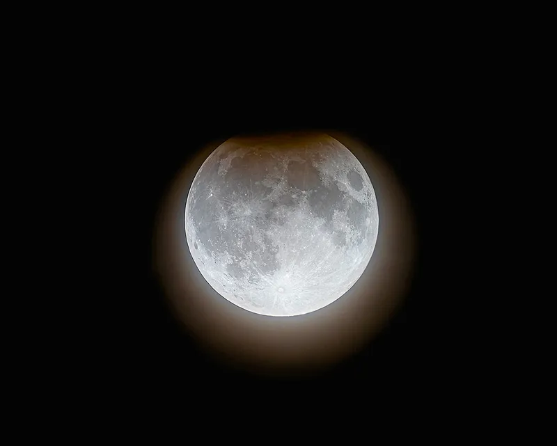 Eclipse lunar parcial tomado por Chirag Upreti desde la ciudad de Nueva York, EE. UU., 18 de septiembre de 2024. Equipo: Cámara Sony A7R3, Sony 200-600 presta con adaptador telescópico X2, distancia focal de 1200 mm. Exposición: ISO 800, f/13, 1/60. Software: Autostakkert 4.0, Registax