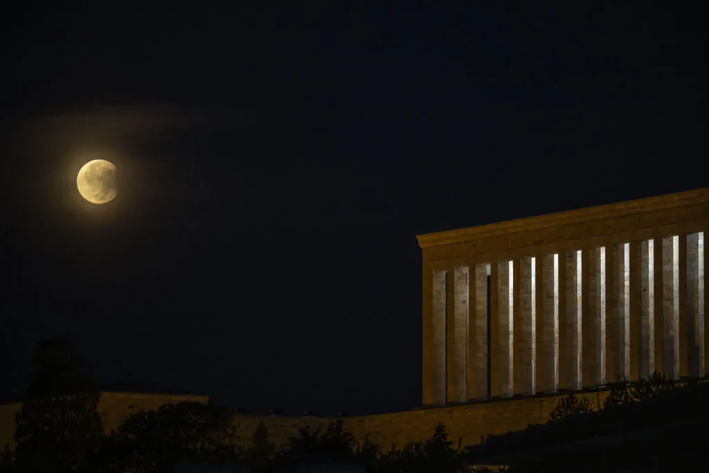 Eclipse lunar parcial sobre Anitkabir en Ankara, Türkiye, 18 de septiembre de 2024. Fotografía: Mehmet Futsi/Anadolu vía Getty Images