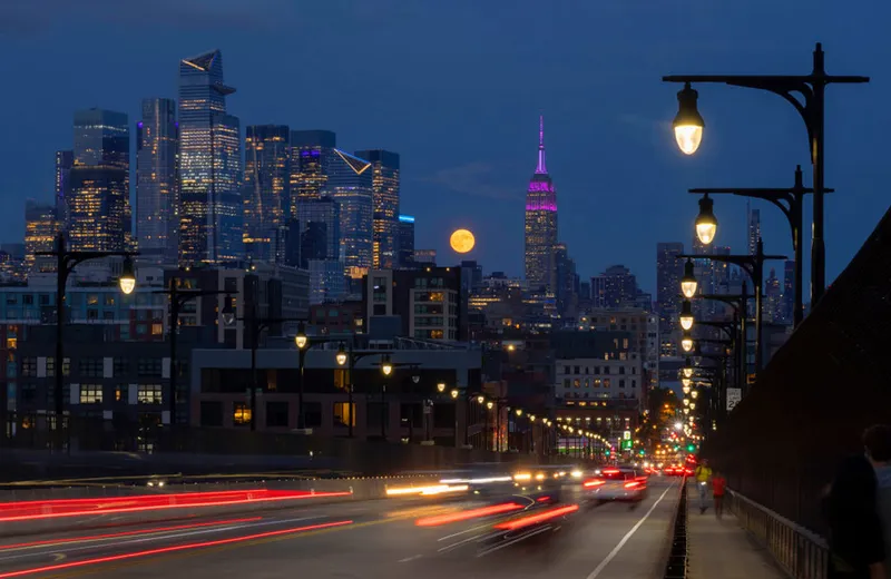 Súper luna de cosecha sobre el centro de Manhattan y el Empire State Building en la ciudad de Nueva York, Estados Unidos. La foto de primer plano muestra el tráfico a lo largo del puente de la calle 14, el 17 de septiembre de 2024. Foto de Gary Hirschorn/Getty Images