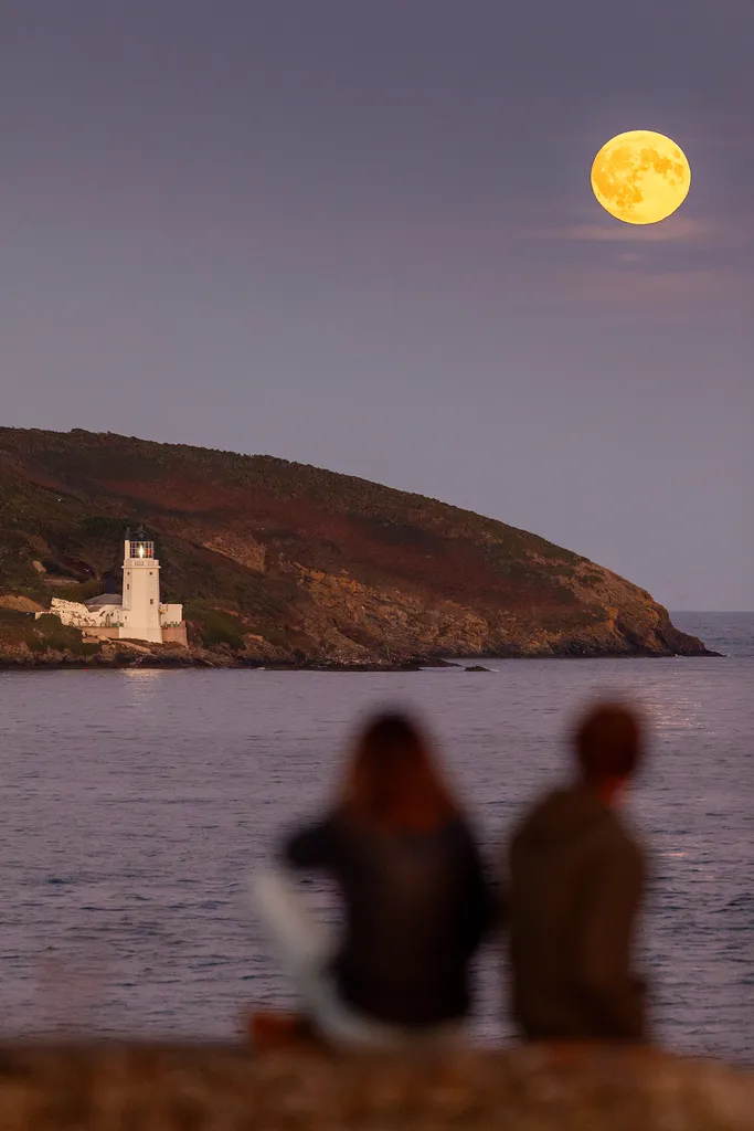 Ian Butler capturó hábilmente esta imagen portátil de la superluna sobre el faro de St Anthony, Falmouth, Cornwall. Equipo: Cámara DSLR Canon EOS 5Dd Mk2, lente Canon 300 mm 2.8L, ISO 2000, 1/320, f/3.2