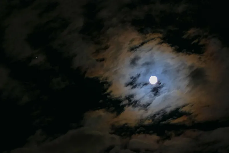 Nubes iridiscentes de la súper luna de cosecha y Saturno (punto a la izquierda de la imagen), tomada por Egidio Vergani desde Milán, Italia, el 17 de septiembre de 2024. Equipo: Cámara Panasonic FZ1000 I, ISO 400 – 800, 1/6 seg. f/4 – 5,6.