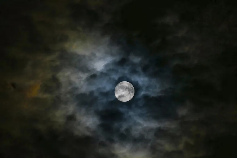 Súper luna de cosecha y nubes brillantes, capturadas por Egidio Vergani desde Milán, Italia, el 17 de septiembre de 2024. Equipo: Cámara Panasonic FZ1000 I, ISO 400 – 800, 1/6 seg, f/4 – 5,6.