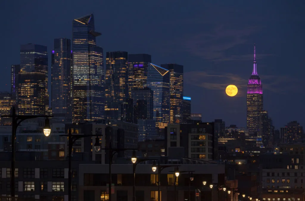 Súper luna de cosecha junto al Empire State Building y Hudson Yards, Nueva York, EE. UU., 17 de septiembre de 2024. Fotografía: Gary Hirschorn/Getty Images