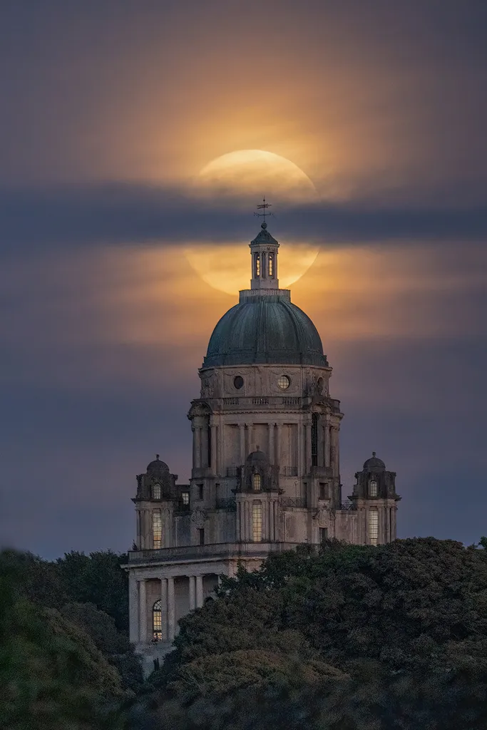 Superluna sobre el Monumento Ashton en Lancaster, Lancashire, Reino Unido. La foto fue tomada por Lee Mansfield desde un puente a aproximadamente una milla de distancia, usando una lente de 600 mm.