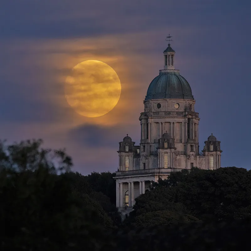 Superluna sobre el Monumento Ashton en Lancaster, Lancashire, Reino Unido. La foto fue tomada por Lee Mansfield desde un puente a aproximadamente una milla de distancia, usando una lente de 600 mm.