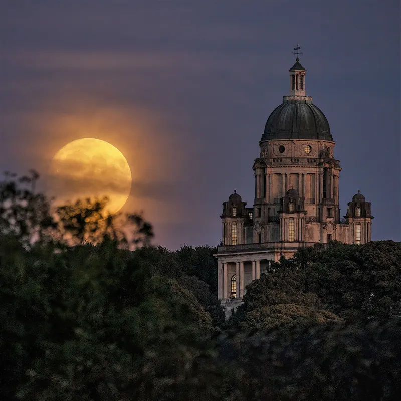 Superluna sobre el Monumento Ashton en Lancaster, Lancashire, Reino Unido. La foto fue tomada por Lee Mansfield desde un puente a aproximadamente una milla de distancia, usando una lente de 600 mm.