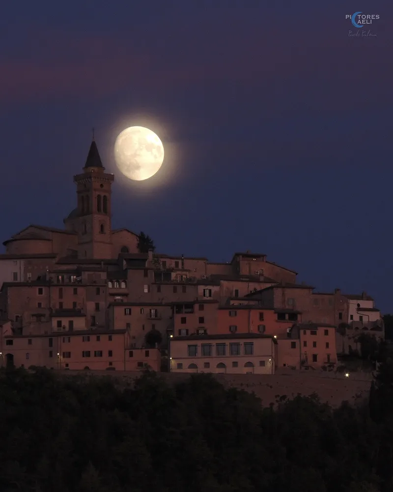 La luna casi llena saliendo sobre la Basílica de San Emiliano, Trevi, Italia, tomada por Paolo Palma, 15 de septiembre de 2024. Equipo: Cámara Nikon Coolpix p510, ISO 400, 1/50 seg.