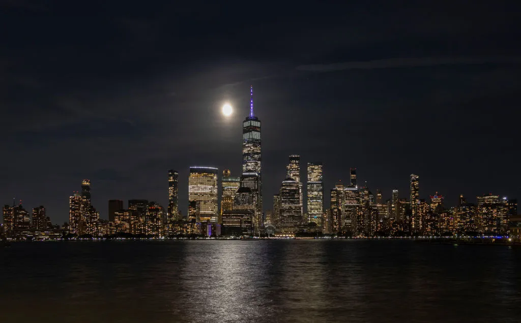 La superluna sobre el horizonte del bajo Manhattan, vista desde Jersey City, Nueva Jersey. Fotografía: Gary Hirschorn/Getty Images