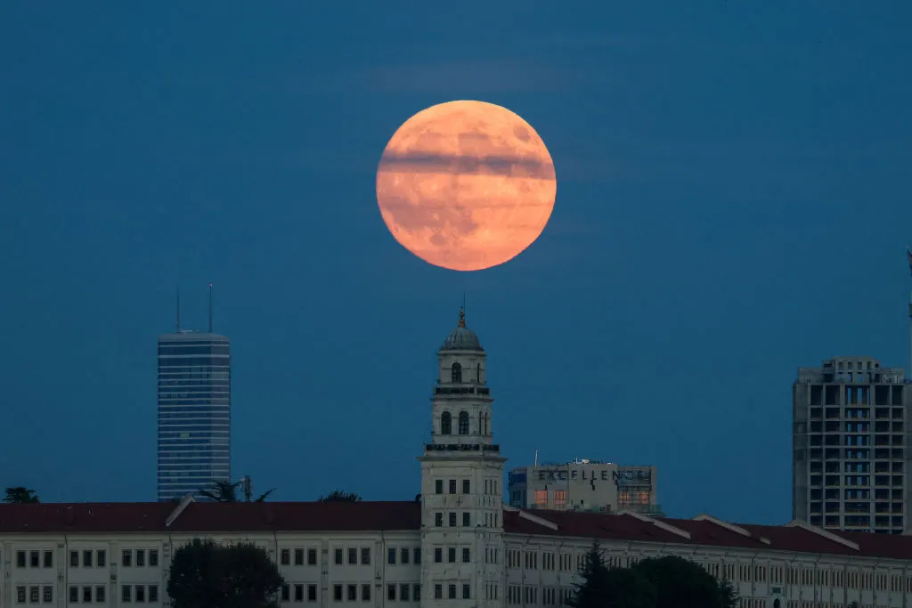 Súper luna de cosecha sobre Estambul, Türkiye. Fotografía: Serkan Ozkornazli/Fotos vía Getty Images