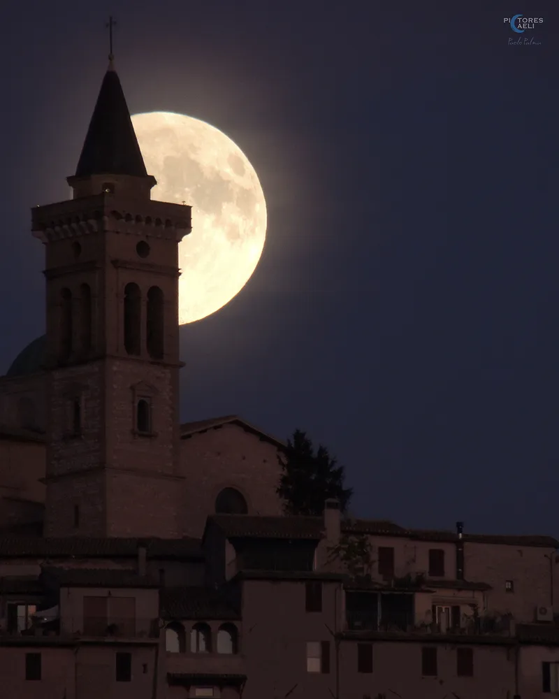 La luna casi llena saliendo sobre la Basílica de San Emiliano, Trevi, Italia, tomada por Paolo Palma, 15 de septiembre de 2024. Equipo: Cámara Nikon Coolpix p510, ISO 400, 1/50 seg.