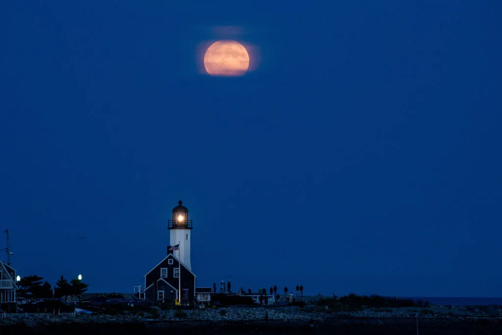 Súper luna de cosecha sobre el faro de Scituate, Massachusetts, EE. UU., 17 de septiembre de 2024. Fotografía: Joseph Prezioso/Anadolu vía Getty Images