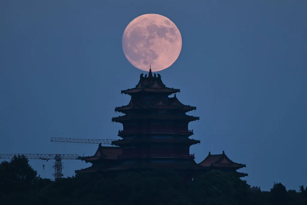 Súper luna de cosecha sobre Nanjing, provincia de Jiangsu, China. Foto de Costfoto/NurPhoto vía Getty Images