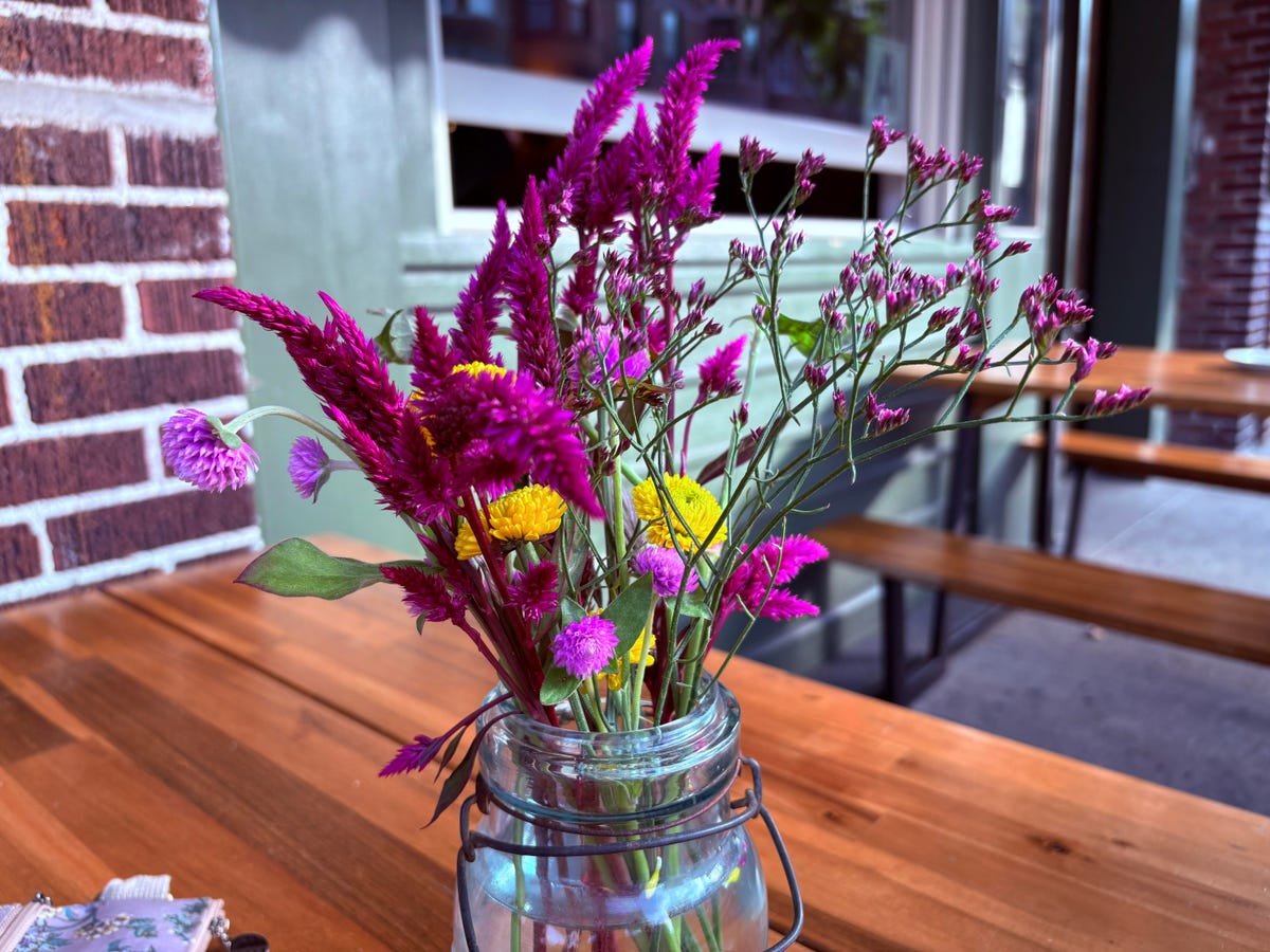 Ramo de flores sobre la mesa.