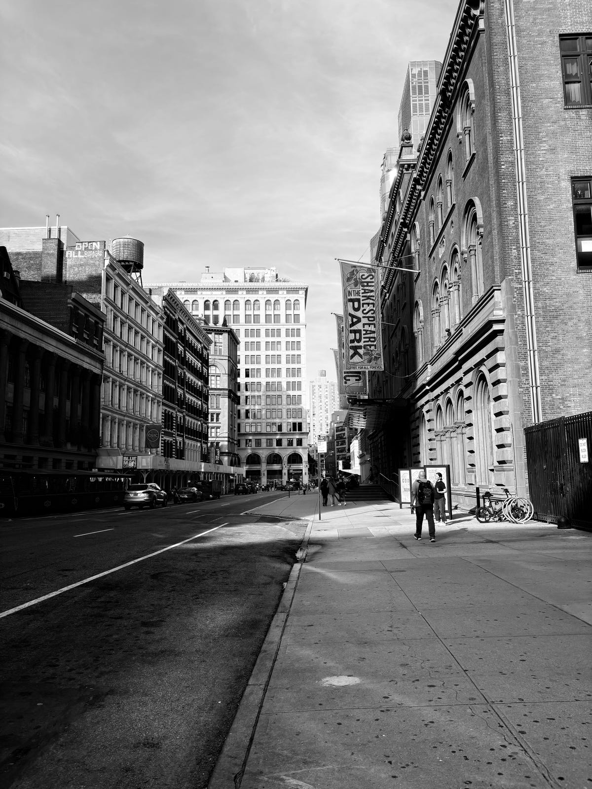 Fotografía en blanco y negro de una calle.