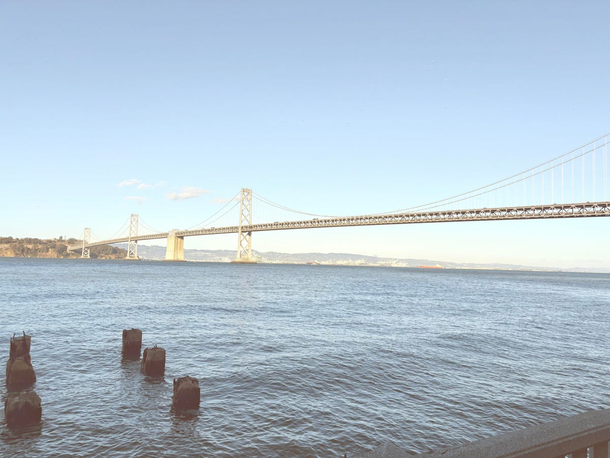 Esta foto de la parte occidental del Puente de la Bahía se parece algo a una fotografía de la década de 1970.