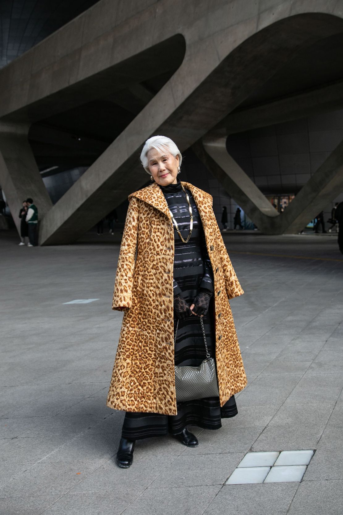 Choi fue fotografiada fuera del desfile durante la edición Otoño/Invierno 2024 de la Semana de la Moda de Seúl a principios de este año.