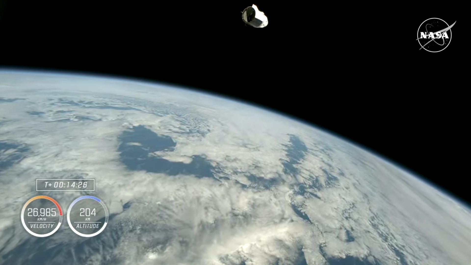 Una cápsula espacial SpaceX Dragon sobre la Tierra con el negro del espacio de fondo para el lanzamiento del Crew-9.