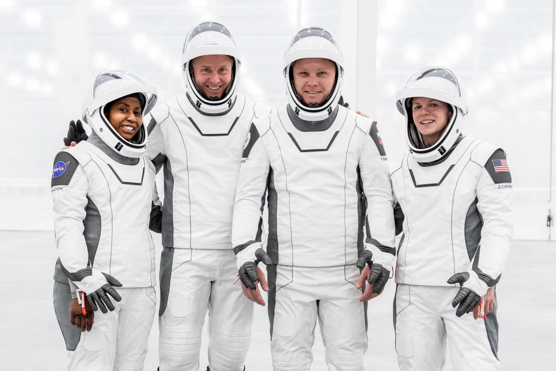 La tripulación original de la misión SpaceX Crew-9 de la NASA a la Estación Espacial Internacional, incluidos (desde la izquierda), Stephanie Wilson, Nick Hague, Alexander Gorbunov de Roscosmos y Zina Cardman, posan para una foto grupal con sus trajes de vuelo en el nuevo Dragon de SpaceX. Instalación de remodelación en el Centro Espacial Kennedy en Florida. Cardman y Wilson perdieron sus posiciones en la misión para dejar espacio a Sonny Williams y Butch Wilmore.