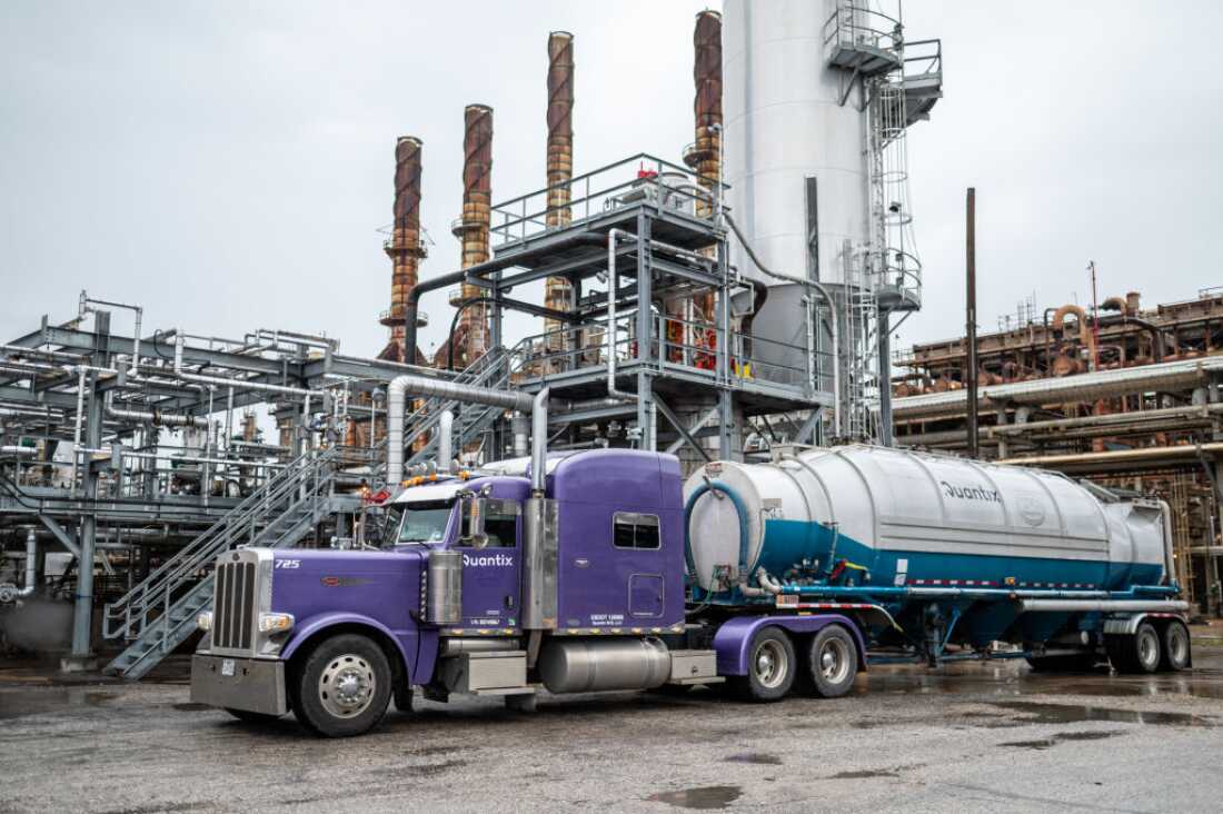 Un camión se detiene frente a la planta de reciclaje de productos químicos de ExxonMobil en Baytown, Texas. Los plásticos se fabrican a partir de combustibles fósiles. ExxonMobil es el mayor productor mundial de productos de combustibles fósiles que eventualmente se convierten en productos como bolsas de plástico y materiales de embalaje.