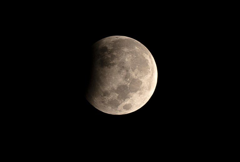 Observando un eclipse lunar parcial