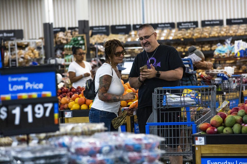 ARCHIVO - Los compradores se detienen en la sección de productos agrícolas de una tienda Walmart en Secaucus, Nueva Jersey, el 11 de julio de 2024. (Foto AP/Eduardo Muñoz Álvarez, Archivo)