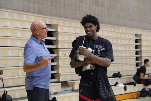 El locutor de los Portland Trail Blazers, Kevin Calabro (izquierda), habla con Scott Henderson mientras los Portland Trail Blazers abren el campo de entrenamiento el martes 3 de octubre de 2023 en UC Santa Barbara en California.