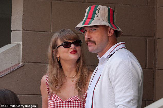 Taylor Swift y Travis Kelce mantienen una relación pública desde septiembre de 2023