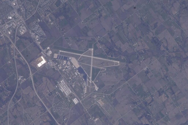 Aeropuerto Forbes Field en Topeka visto desde el espacio.