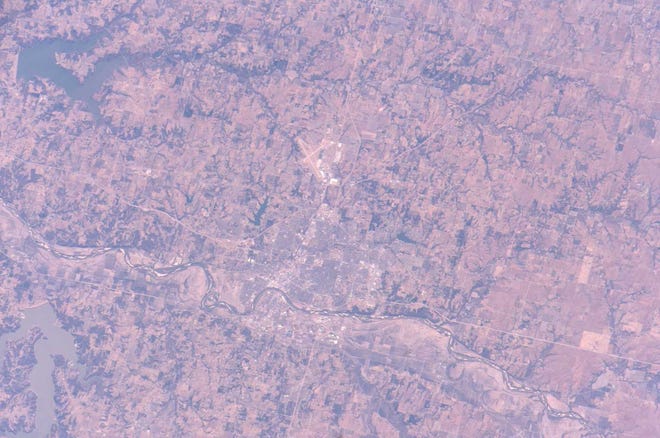 Imagen de la Estación Espacial Internacional del lago Topeka y Perry.